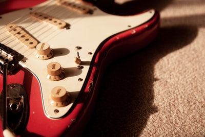 白色和红色的电吉他
